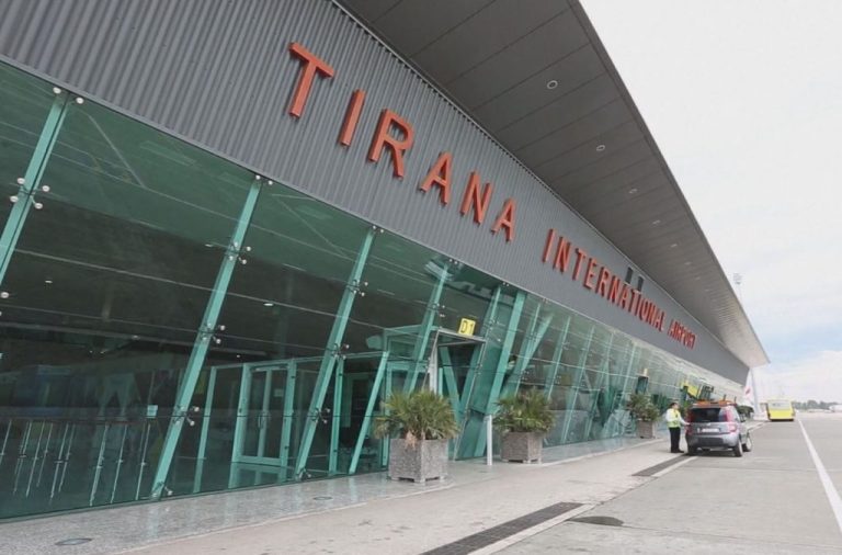 Shqipëria atraksion, mbi 250 avionë në ditë në Aeroportin e Rinasit