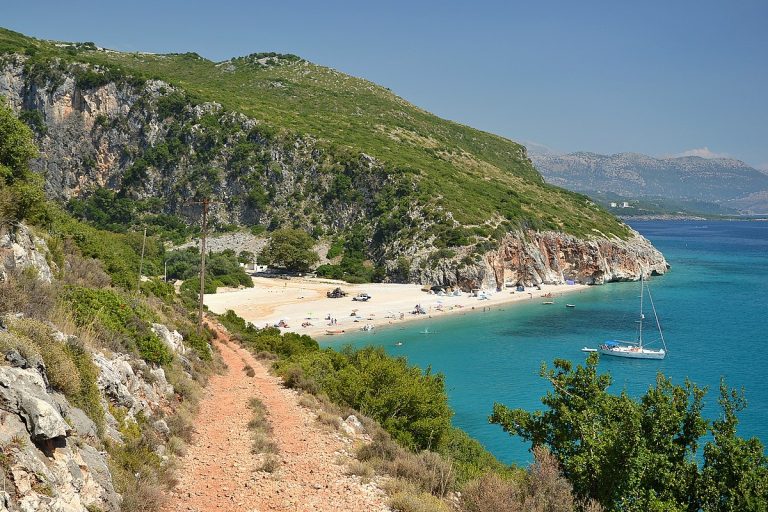 “The Wom”: Gjiri i Zotit: plazhi si një copë parajse në Gjipe
