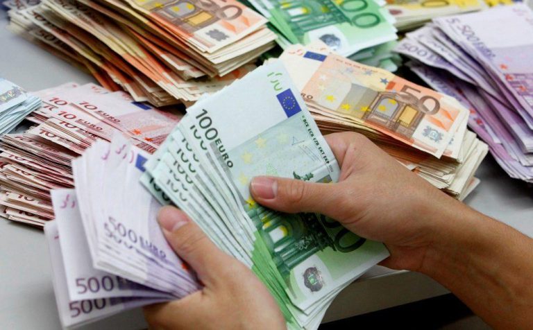 Euro sërish në pragun e 100 lekëve