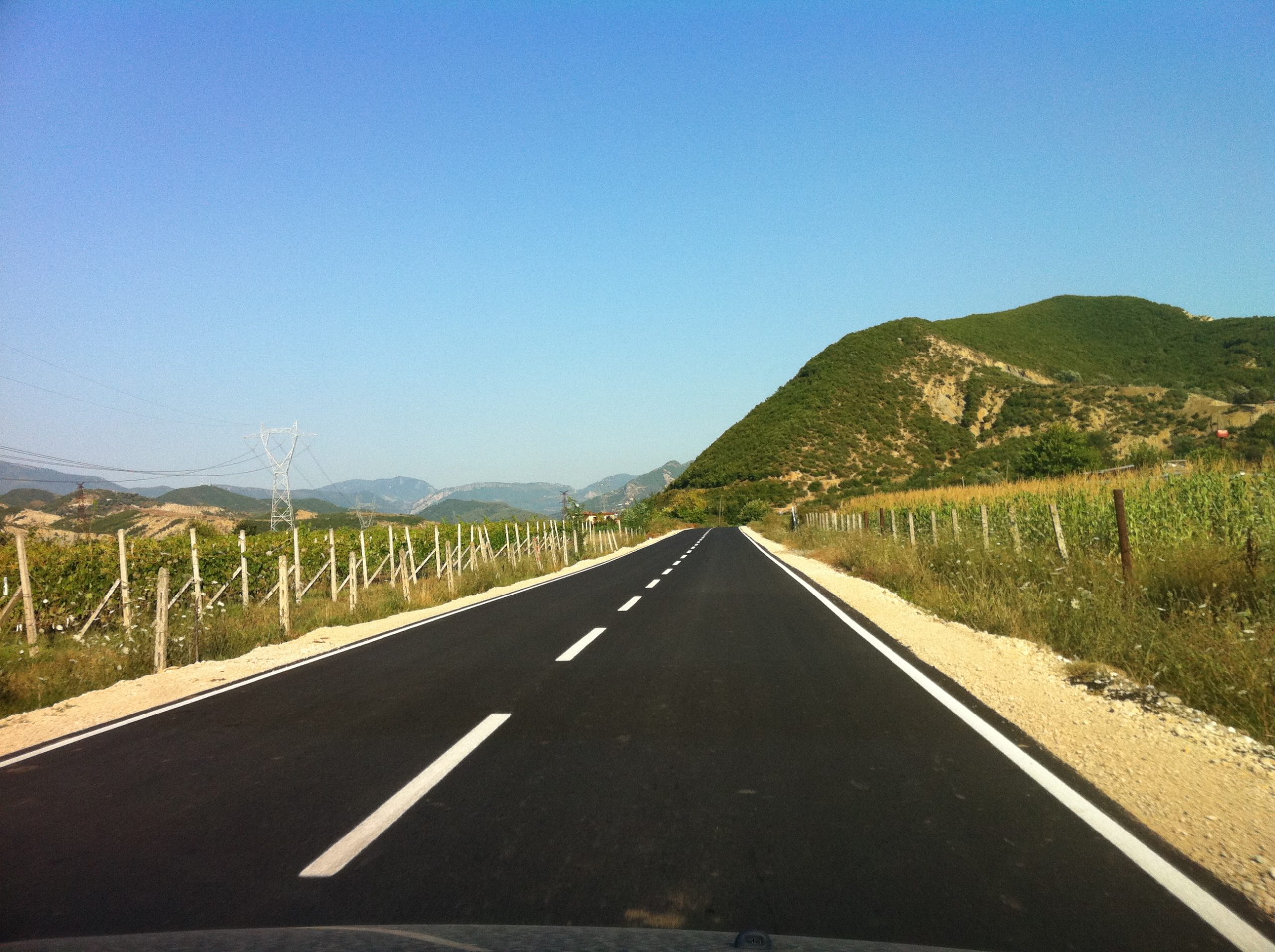 Shqipëria ka ndër shpenzimet më të larta në rajon për rrugët  por mbetet e fundit për dendësinë e rrjetit