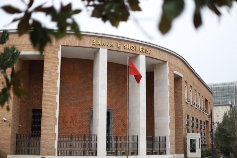 Bankat dhe institucionet financiare do të raportojnë incidentet madhore kibernetike brenda 4 orëve, testim vjetor për sistemet kritike