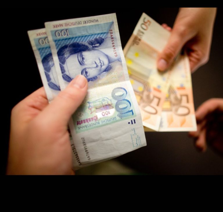 Edhe pas 23 vjetëve të euros, gjermanët ende këmbejnë marka