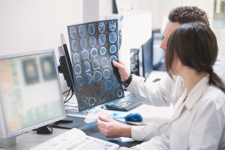 Studimi, mikroplastika në sasi më të madhe në indet e trurit se organet e tjera