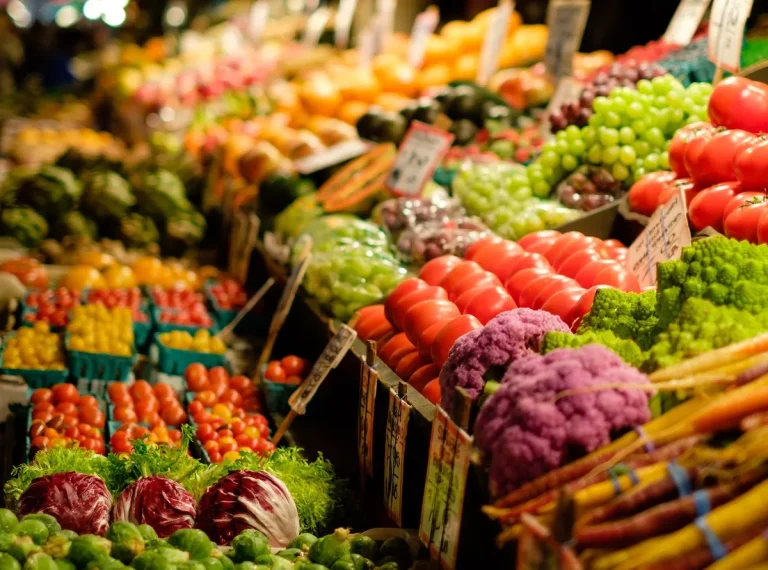 5 euro speci, 4.2 euro sallata, 3.5 euro domatet, “çmenden” çmimet e fruta-perimeve në Kosovë