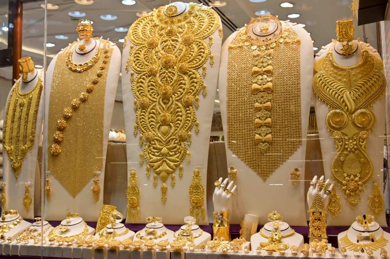 Raporti, gratë indiane zotërojnë 11% të arit botëror