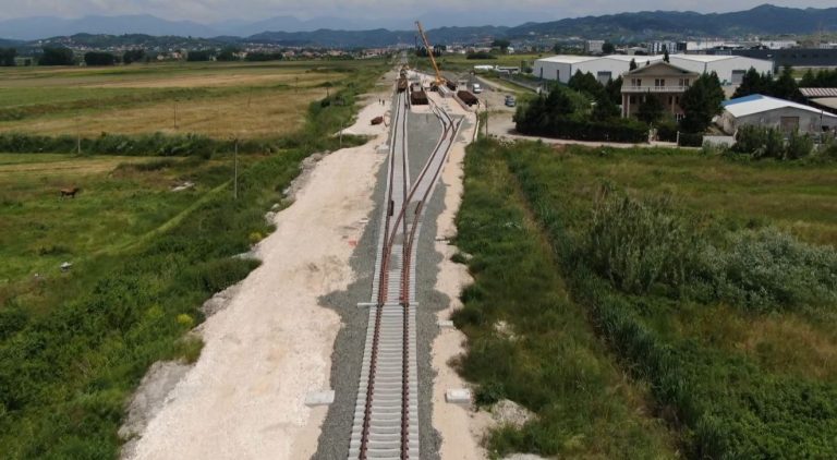 Shfrytëzimi i hekurudhës Tiranë-Durrës do të jepet me koncesion tek privati