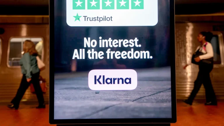 Klarna sfidon bankat me kartë debiti, ndërsa shkon përtej “blej tani, paguaj më vonë”