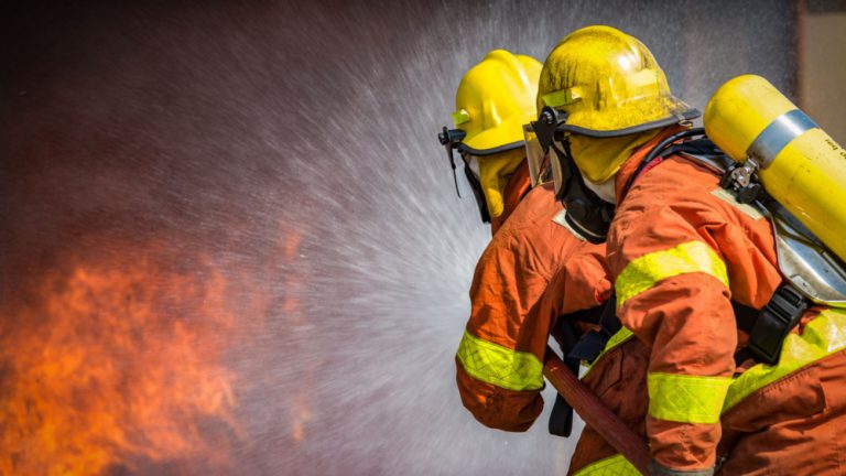 Qeveria rrit pagesat për zjarrfikësit, deri në 50% shtesë për punën gjatë natës