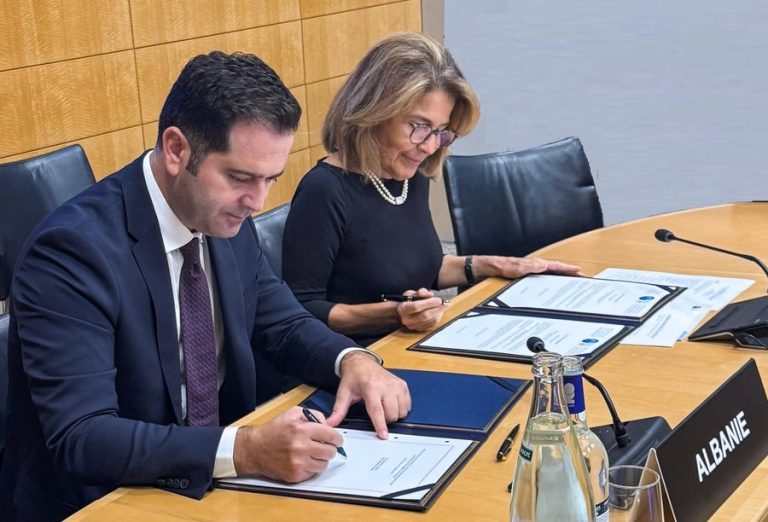 Shqipëria nënshkruan konventën tatimore me OECD, jo zhvendosje të fitimeve me normë më të ulët se 9%