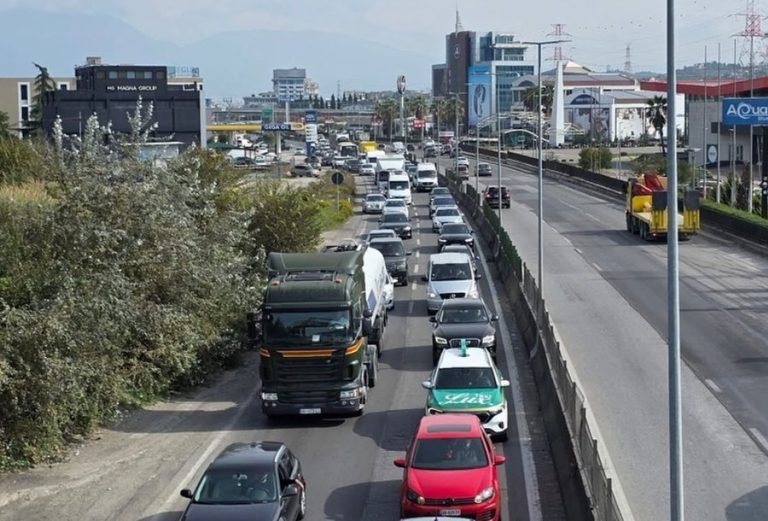 Bllokimi i autostradës “paralizoi” edhe Tiranën, ARRSH ndërpret punimet