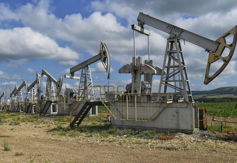 SHBA propozon tarifë 500% për vendet që blejnë naftë e gaz rus