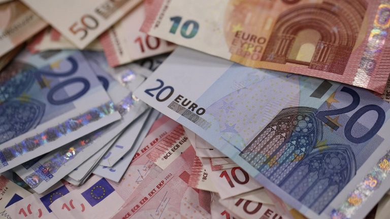 Rriten më tej depozitat në tetor, dominojnë ato në euro