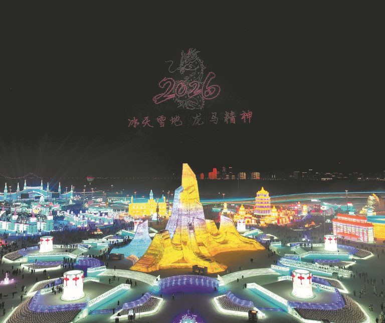 Festivali i Akullit në Harbin të Kinës tërheq mijëra turistë, sportistë dhe skulptorë