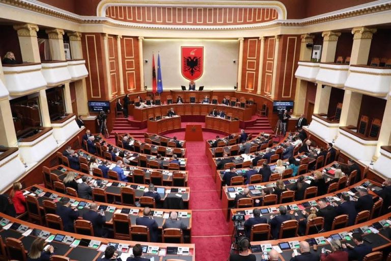 Mazhoranca rrëzon kandidaten e vet për Këshillin Mbikëqyrës të Bankës së Shqipërisë, ndërsa votohet Inspektori i Përgjithshëm