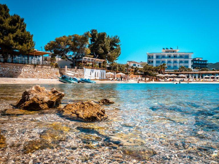 Rriten me 14.4% netqëndrimet e turistëve në mars, dominojnë italianët që zënë 30% të vizitorëve