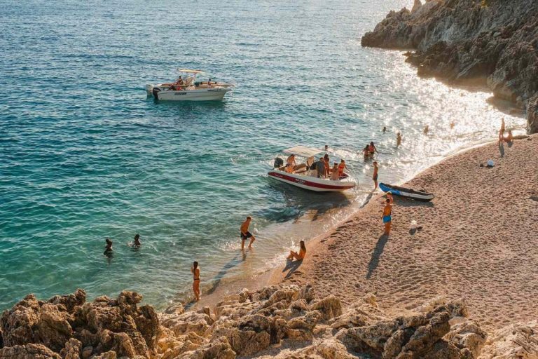 Travel + Leisure: Riviera Shqiptare, perlë evropiane me plazhe mahnitëse dhe çmime të ulëta