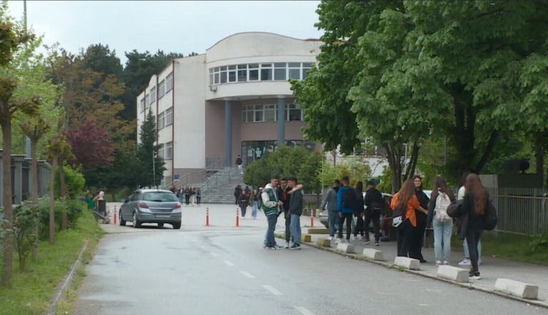 Nisma në Maqedoninë e Veriut, 250 euro gjobë prindërve nëse fëmija ushtron dhunë në shkollë