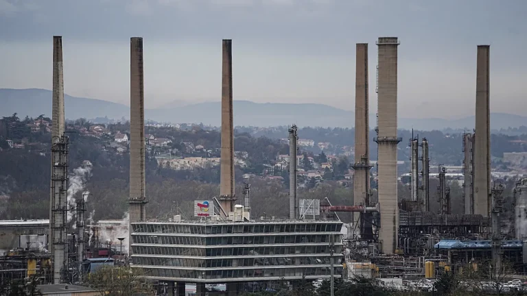 Fitimet në rritje të kompanive të energjisë rikthejnë debatin për taksë të jashtëzakonshme në Evropë