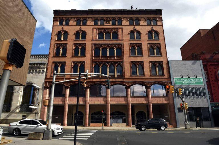 Tre emigrantë shqiptarë blejnë ndërtesën historike në Connecticut për 4.1 milionë dollarë