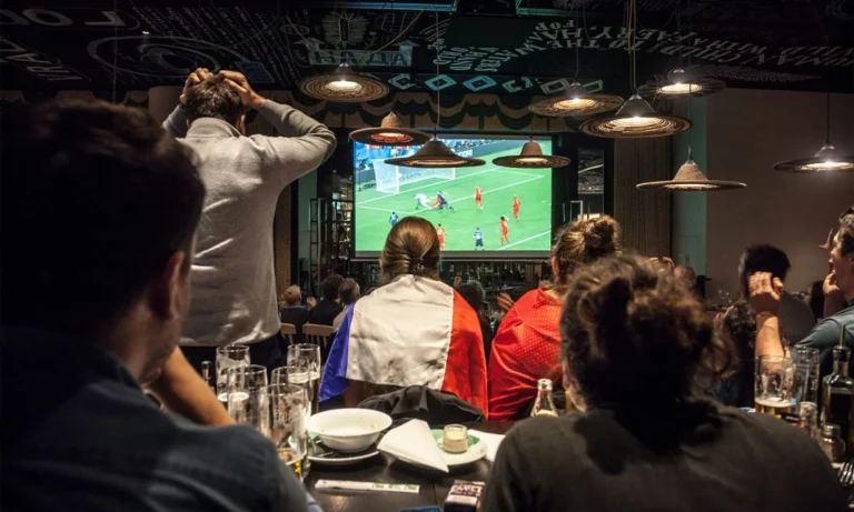 Java e parë e Botërorit, ora amerikane penalizon baret dhe restorantet në Shqipëri