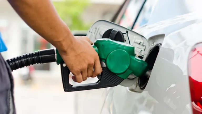 Karburantet ulen sërish, nafta dhe benzina më të lira me 2 lekë për litër