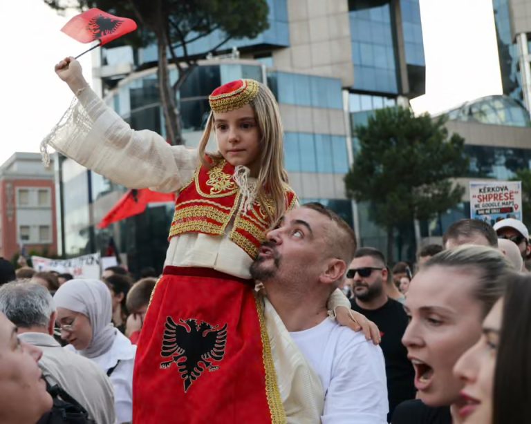 “Shikoni protestat që Jared Kushner ka shkaktuar në Shqipëri. Kjo mund të jetë një dritë shprese për Evropën”