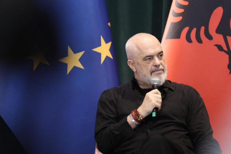 Rama me gazetarët e huaj: S’ka projekt dhe as leje ndërtimi për Zvërnecin!