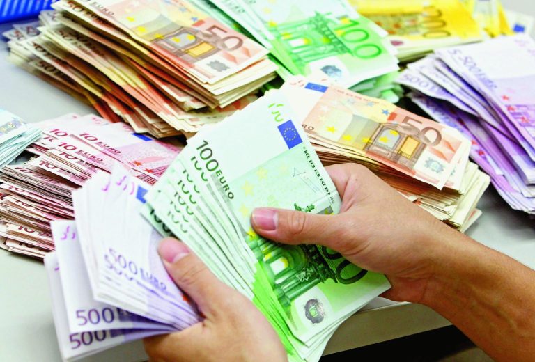 Euro bie për herë të parë nën 95 lekë, sezoni turistik po ushtron presion të ri mbi monedhën europiane