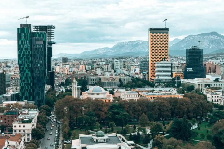 Qiratë “hanë” pagat, Tirana mes kryeqyteteve më pak të përballueshme të Europës