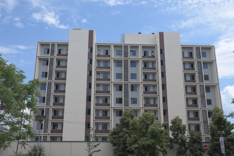 Pse Kina po ndërton në Tiranë një kompleks rezidencial me siguri të lartë
