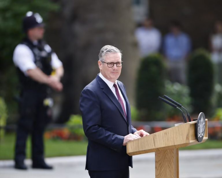 Keir Starmer jep dorëheqjen si kryeministër dy vjet pas fitores historike në zgjedhje