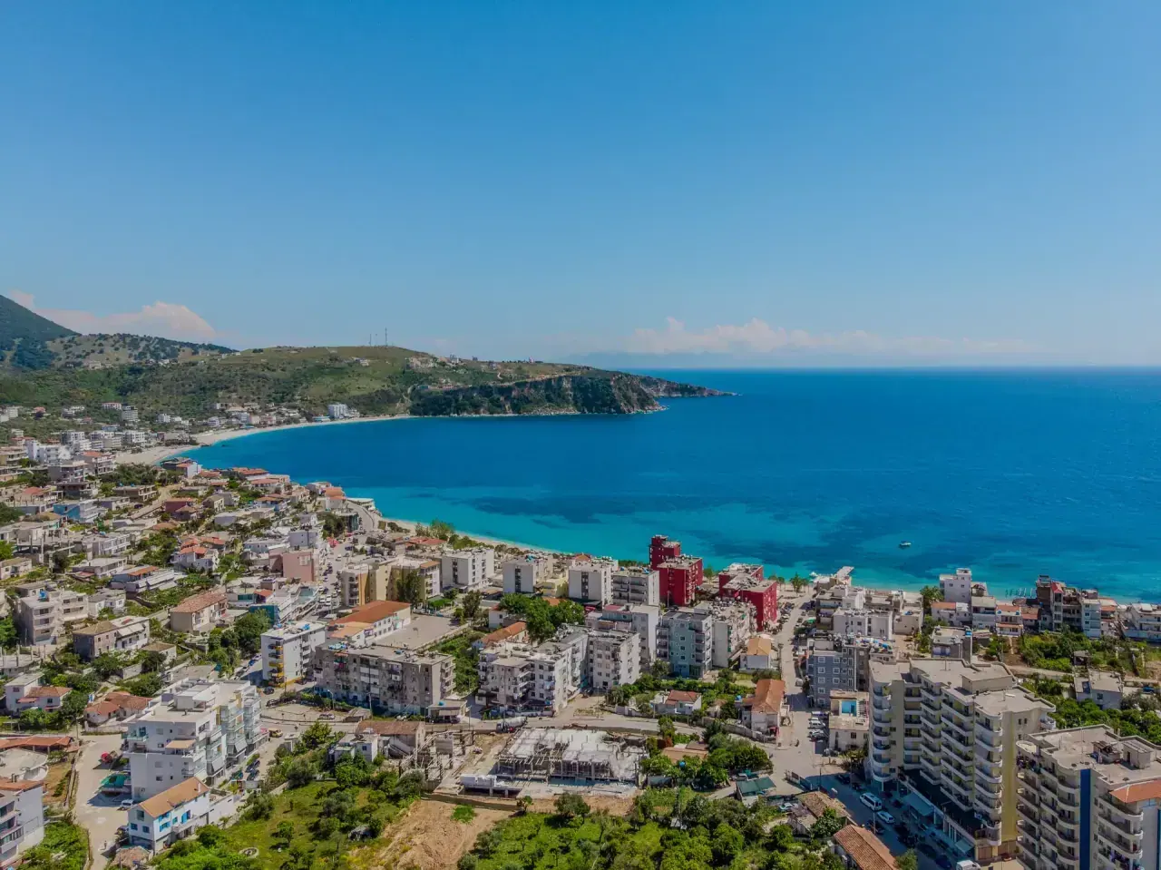 Betonizimi i bregdetit mbush arkën e Himarës  të ardhurat nga taksa e infrastrukturës u rritën me 532  në 2025