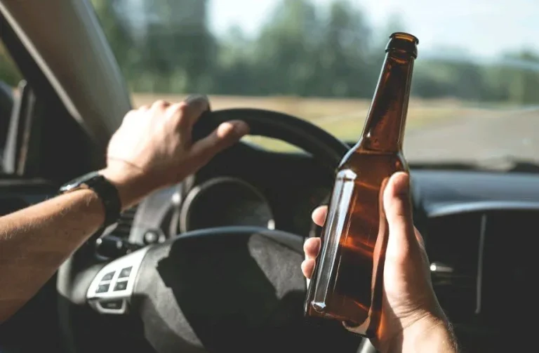 Ndryshon Kodi Rrugor, forcohen rregullat për alkoolin dhe përdorimin e celularit në timon
