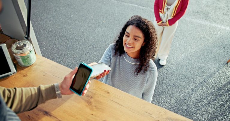 Visa e kthen telefonin në një zgjidhje pagesash për bizneset e vogla në mbarë botën