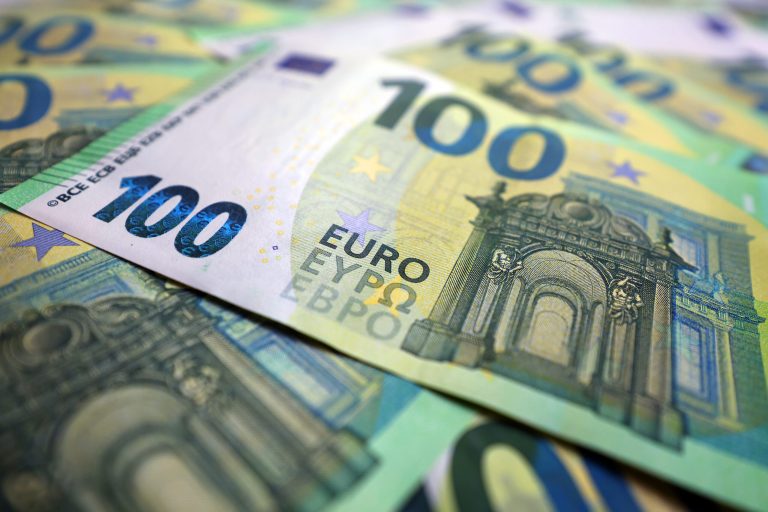 Euro “nuk po mban më”, zbret për herë të parë në 94 lekë