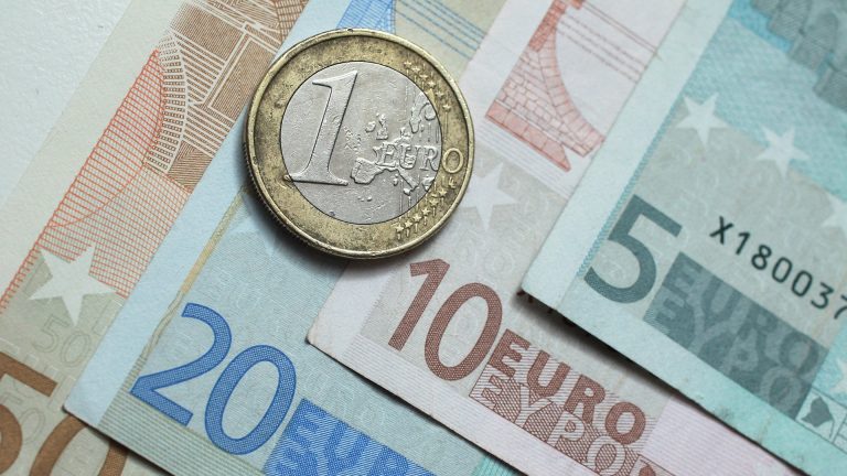 Rekord i ri negativ për euron: Zbret në 93.88 lekë