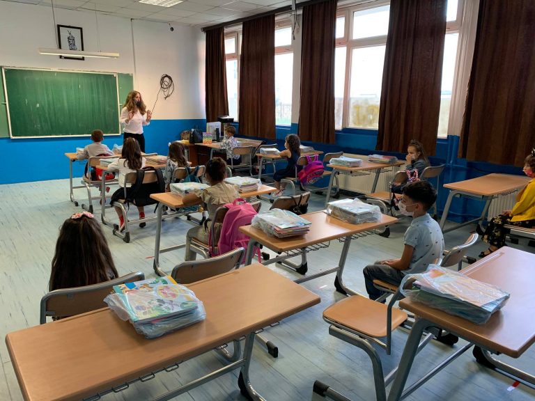 Një në tre nxënës është “zhdukur” nga bankat e shkollës në dekadën e fundit, përgjysmim i numrit në gjimnaze