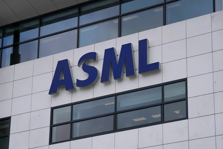 Kërkesë rekord për çipat, ASML do t’u japë punonjësve 20 mijë euro bonus