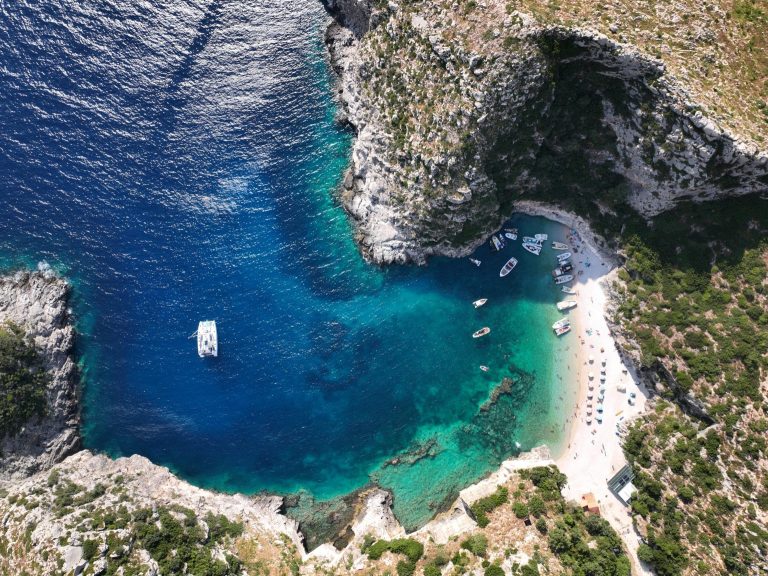 “Si Viaggia”: Gjiri i Gramës, perla e fshehur e Karaburunit