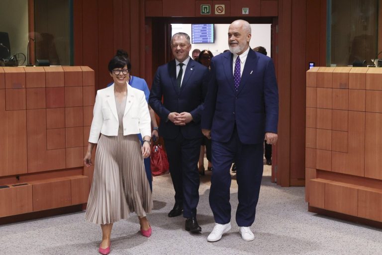 Shqipëria mbyll përkohësisht tre kapitujt e parë të negociatave me BE-në